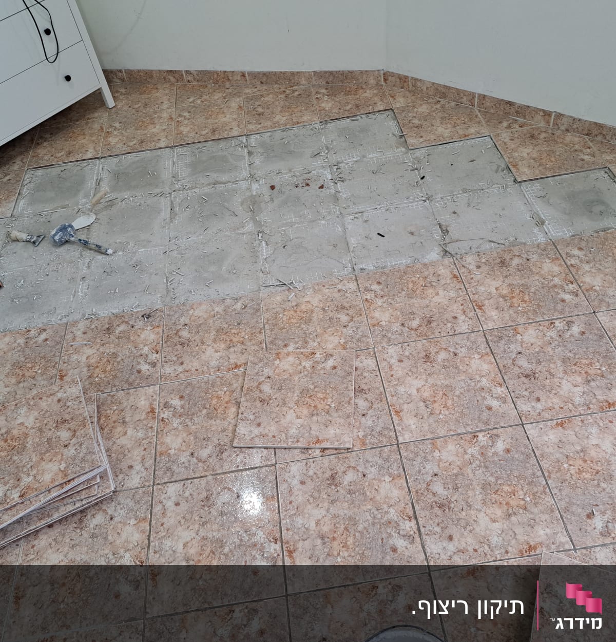 רצפה עם אריחים מוסרים, כלים ושאריות חומר